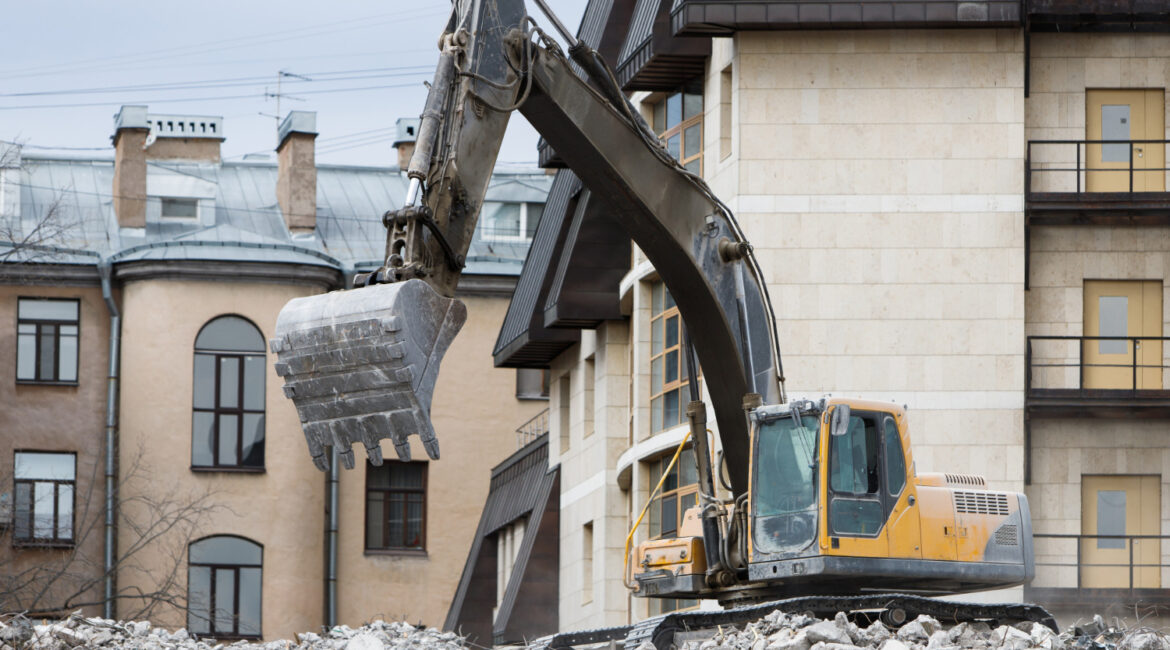Jak zabezpiecza się budynek i teren przed wyburzeniem