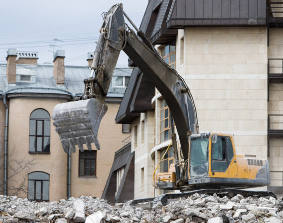 Jak zabezpiecza się budynek i teren przed wyburzeniem